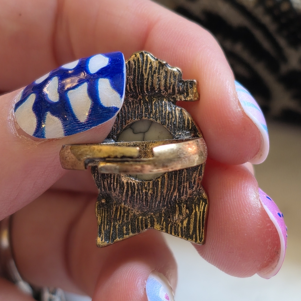 5 Gold Fun Costume Rings - Picture 4 of 14